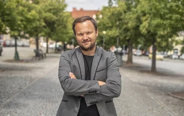 Poslanec v netradičním péefku: Proč stavební řízení trvá stejně jako let na Mars?