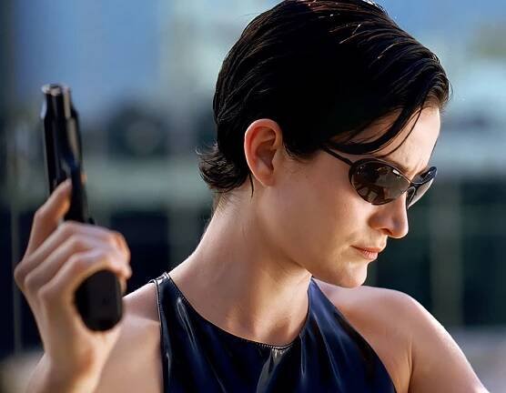 Carrie-Anne Moss jako Trinity v sérii Matrix