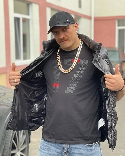 Ukrajinský boxer Usyk na začátku války narukoval do armády: Kvůli zápasu odjel do zahraničí, navštívil i Česko