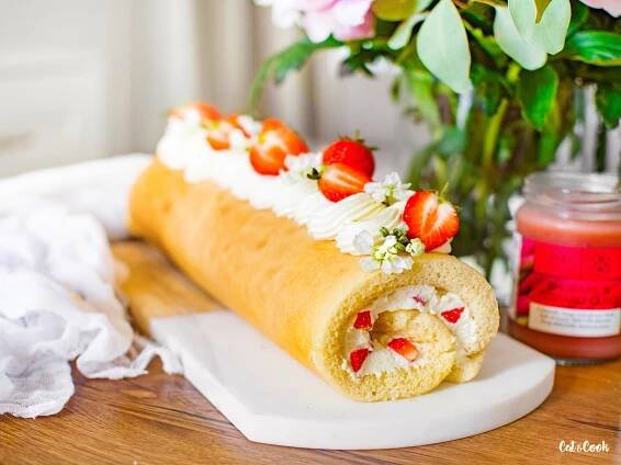 Vanilková roláda s jahodami | Cat&Cook