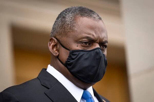 Secretary of Defense Lloyd Austin waits for the arrival of Ukrainian President Volodymyr Zelensky at the Pentagon on August 31 in Arlington. 