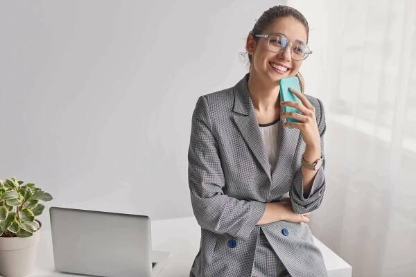 Veselý kancelářskou pracovník s smartphone — Stock obrázek