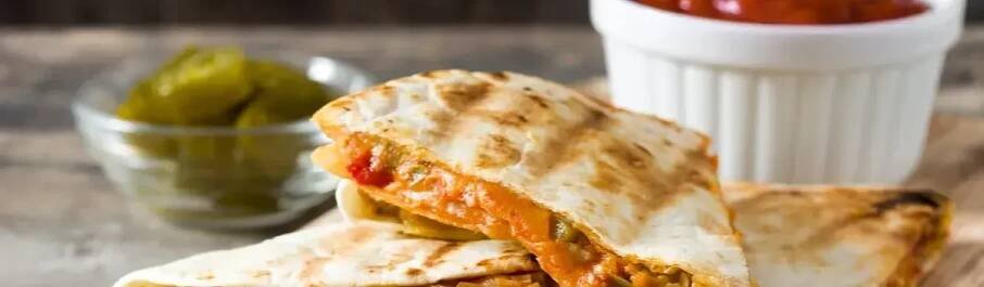 Quesadilla zapečená se šunkou a sýrem