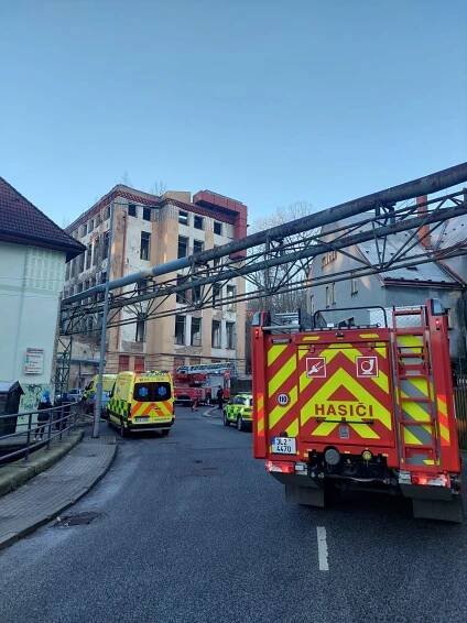 Požár v Liberci si vyžádal dvě oběti, jednu zraněnou odvezli zdravotníci do nemocnice | POŽÁRY.cz - ohnisko žhavých zpráv