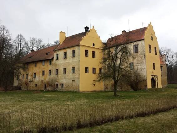 Zámecký park v Libějovicích připomíná zahradu Šípkové Růženky | České Budějovice