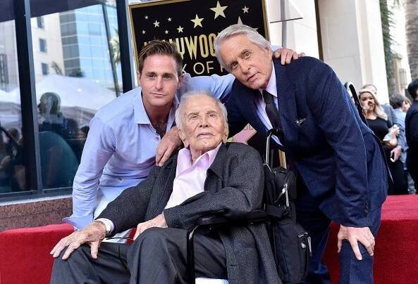 Michael Douglas odkryl hvězdu na chodníku slávy. Přišla ho podpořit rodina včetně otce Kirka (101)