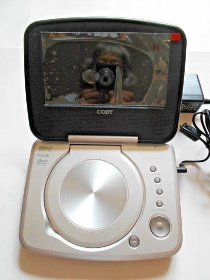 Přenosný širokoúhlý DVD přehrávač Coby 7" TFT č. TF-DVD7005