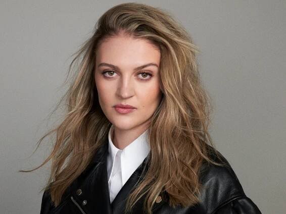 Lara Peake: 