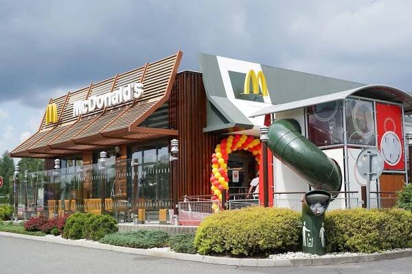 Nové restaurace, investice a ocenění od zákazníků. McDonald's upevňuje svoji pozici