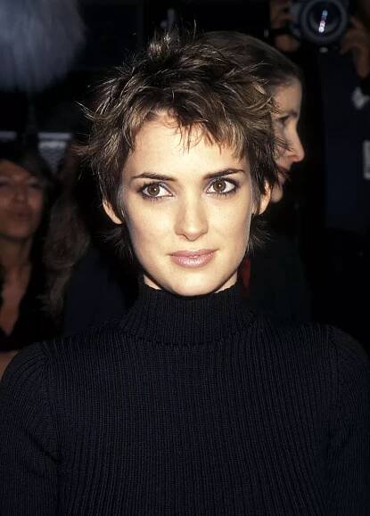 Galerie: Ikona Winona Ryder: 10 nejkrásnějších looků, co fungují i v roce 2025 | Elle.cz