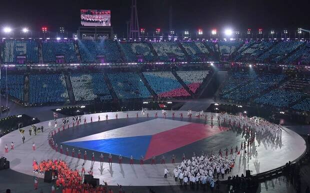 Galerie: Korejská olympiáda začala. 1 218 svítících dronů vytvořilo olympijské kruhy - Fotka 2 - Echo24.cz