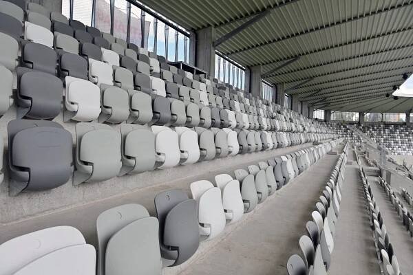 Strmé tribuny zaručují perfektní výhled z každého místa v aréně