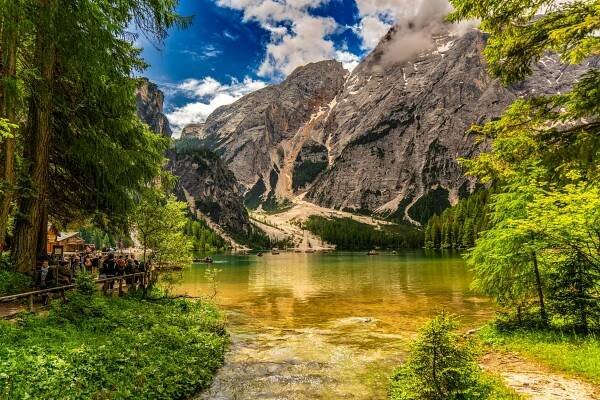bezplatná Klidné jezero s majestátními horami v Dolomitech, Itálie. Základová fotografie