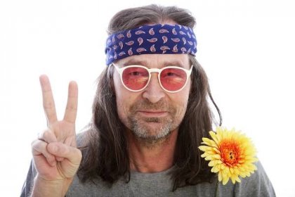 Muž hippie lomit mír — Stock obrázek