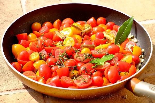 Poučme se od Italů, s rajčaty to umí nejlépe. Zachovejte aroma v marinovaných rajčatech se skořicí a rozmarýnem - Taste