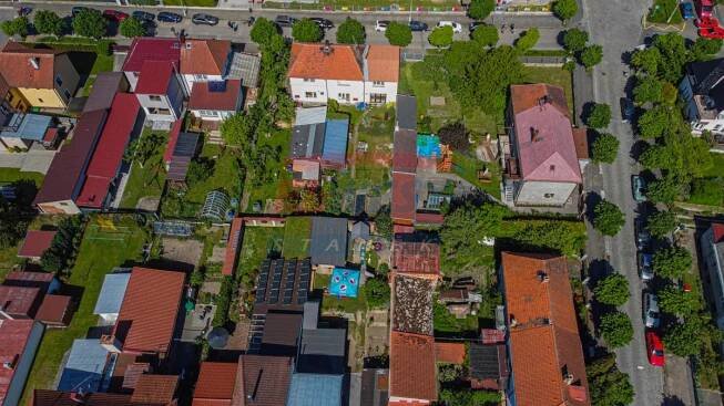 PRODEJ ZATEPLENÉHO RODINNÉHO DOMU SE ZAHRADOU V SUŠICI | Rodinný dům se zahradou a zastřešeným stáním v Sušici