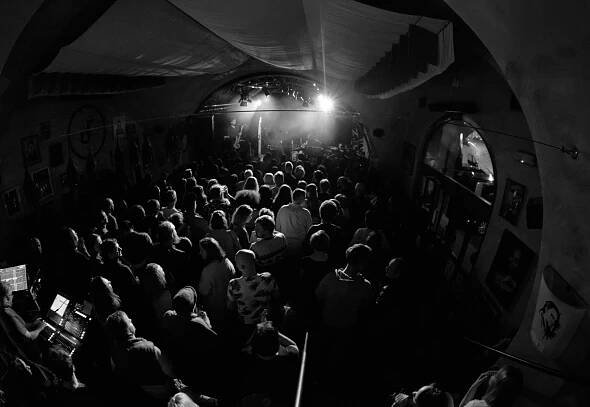 Lenka Dusilová feat. Květy, 13.4.2022, Jazz Tibet Club, Olomouc | Hudební server FMZine.cz