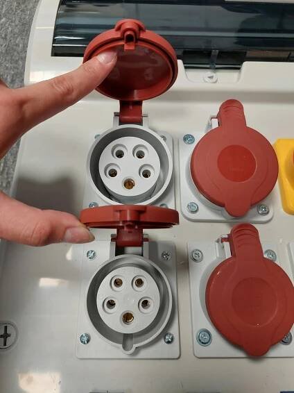 Nástěnný rozvaděč R-BOX 740 34S 13 zásuvek 34Moduly Velké stavební moduly IP44 Délka 733 mm
