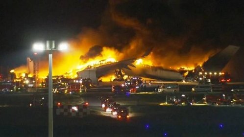 Пятеро человек погибли после столкновения самолетов в аэропорту Токио - BBC News Русская служба
