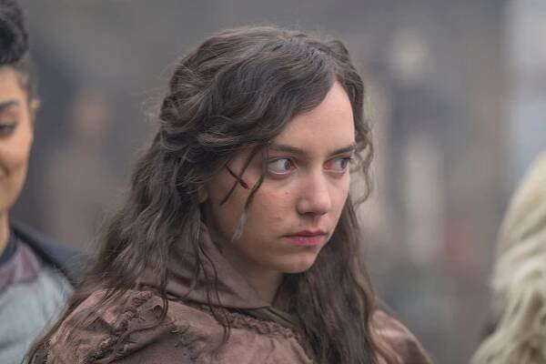The Outpost - The Pleasing Voice of the Masters - Z filmu - Maeve Courtier-Lilley