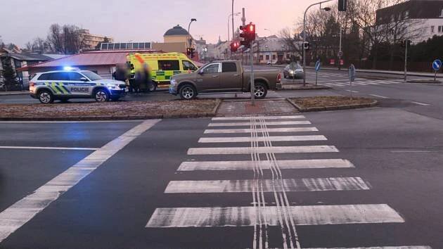 Dodge srazil nezletilého chodce v Bruntálu. Vyšetřovatelé hledají svědky