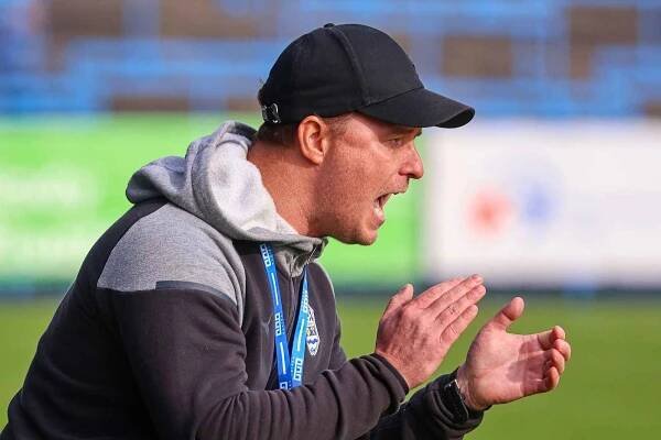 Fotbalisté Havířova (v bílém) ve šlágru divize proti Vítkovicích.