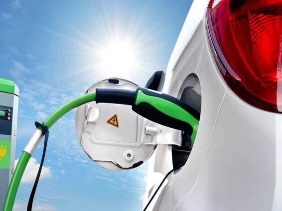 Počet elektromobilů se v Česku loni zvýšil téměř dvojnásobně. Většina z nich je v Praze