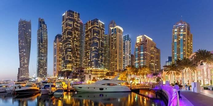dubaj marina a přístav panorama architektura bohatství luxusní cestování s jachtařskou lodí v noci panorama ve spojených arabských emirátech - dubai marina - stock snímky, obrázky a fotky