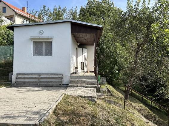 Nabízíme k prodeji zděnou chatu se zahradou v klidné chatové lokalitě v obci Blansko