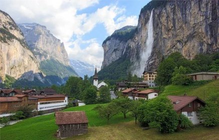 krásný vodopád staubbachfall tekoucí malebným údolím lauterbrunnen a vesnicí v kantonu bern, švýcarsko, evropa - lauterbrunnen - stock snímky, obrázky a fotky