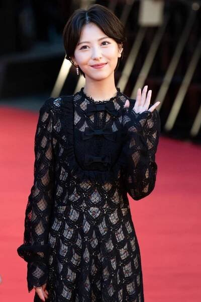 Minami Hamabe – Smile, Eyelash, Fashion, Dress, Neck, Sle…