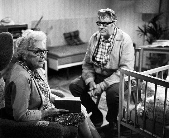 Bakaláři - Schody - Z filmu - Jiřina Šejbalová, František Hanus