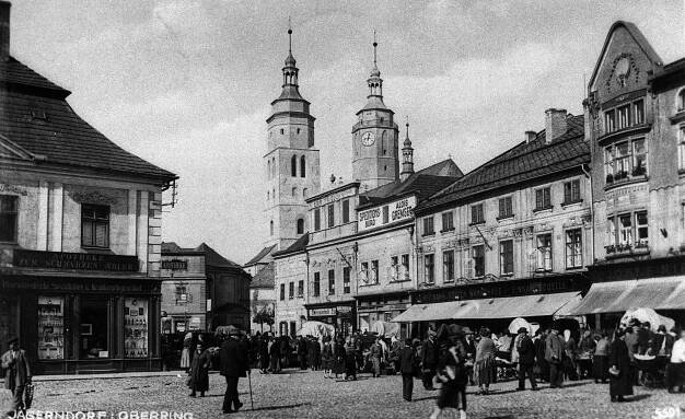 Krnov, pohled z náměstí ke kostelu; před rokem 1931 (sbírka Jiřího Fiedlera).