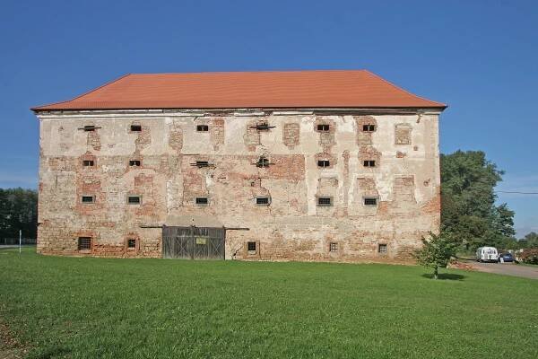 Soubor:Tvrz bývalá (sýpka) (Dohalice), Dohalice 02.JPG – Wikipedie
