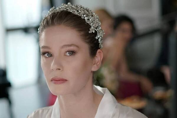 Camdaki Kız - Episode 9 - Z filmu - Burcu Biricik