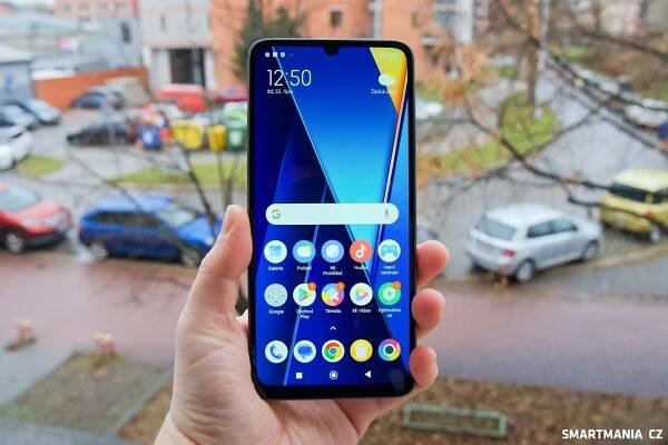 Chytrý telefon Poco C65 v modré barvě