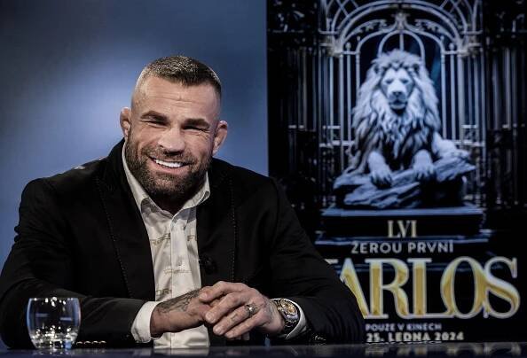 Premiéra snímku Karlos: Vysmátý Vémola, třpytivá Lela překvapila střízlivými šaty