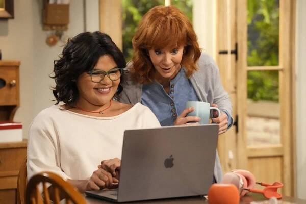 Belissa Escobedo, Reba McEntire - Happy's Place - Don't Sweat It - Z filmu