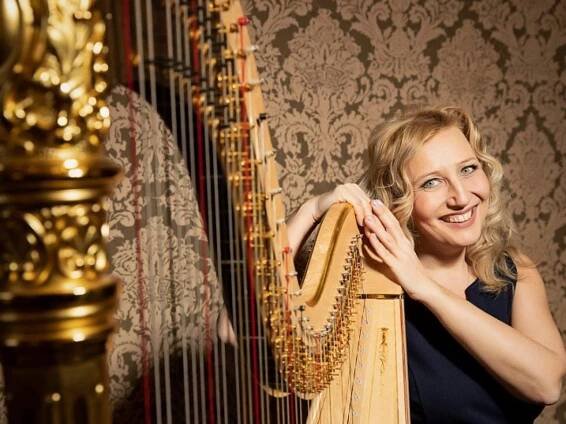 Jana Boušková na novém CD představí díla Smetany, Dvořáka a Suka upravená pro harfu