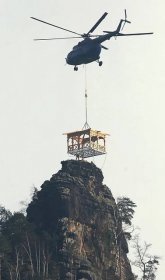 Mariina skála má zpět svou ozdobu, altán na vrchol dopravil vrtulník