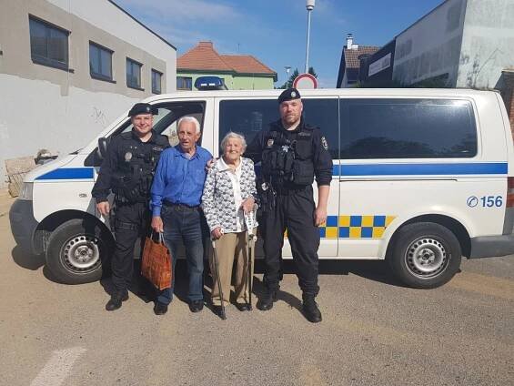 Galantní strážníci: Dámě (92) vylovili z Brněnské přehrady ztracenou berlu