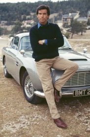Pouto mezi Aston Martinem, britskou královskou rodinou a agentem 007