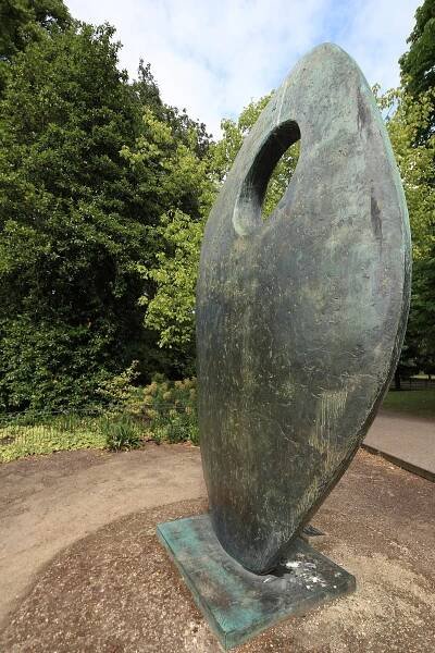 Soubor:Barbara Hepworth Single Form Battersea.JPG – Wikipedie