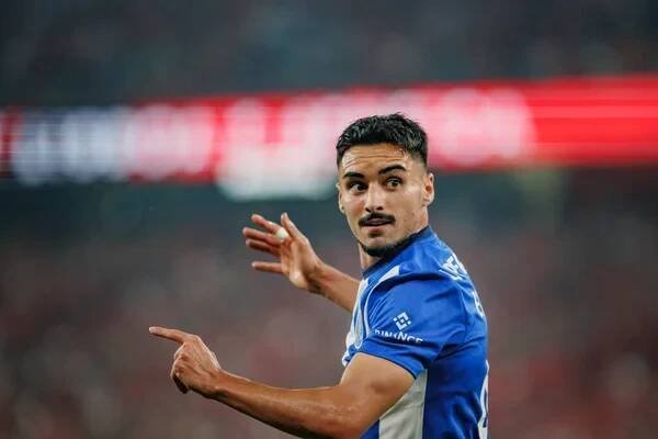 Stephen Eustaquio během ligy Portugalsko Betclic 23 / 24 hra mezi SL Benfica a FC Porto na Estadio Da Luz, Lisabon. (Maciej Rogowski) — Stock obrázek