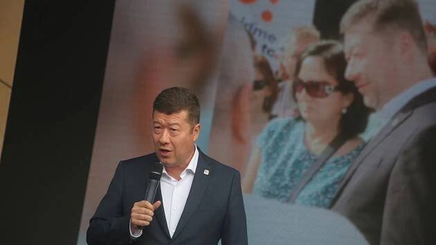 Jarmark SPD v Plzni. Pivo za 15 korun, potlesk pro Okamuru i výkřiky 'hanba'