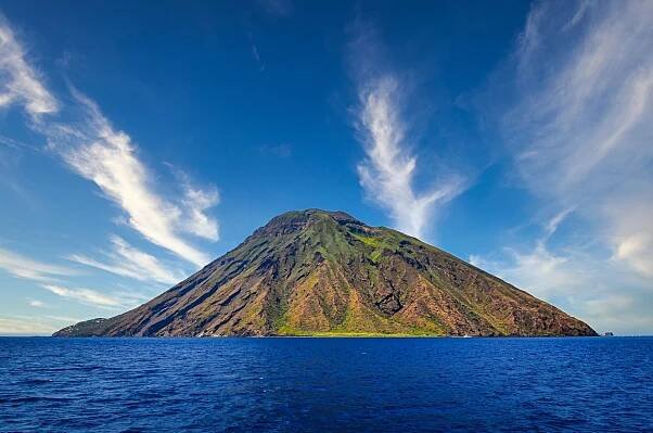 sopečný ostrov stromboli v lipari při pohledu z oceánu s pěknými mraky, sicílie - stromboli volcano - stock snímky, obrázky a fotky