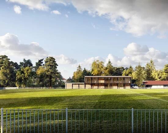Pohled přes hřiště na tribunu FK Klánovice