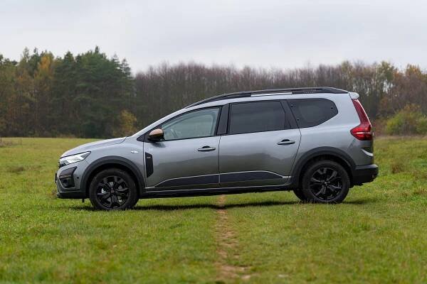 Dacia Jogger Hybrid spojuje úspornost s praktičností. Není ale pro každého, má totiž jednu větší slabinu