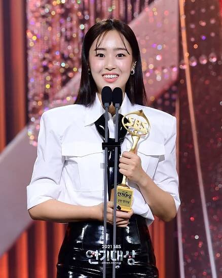 Aj v roku 2021 prinášala SBS divákom pôžitok. Ktoré z jej drám získali 2021 SBS Drama Awards? - Asianstyle