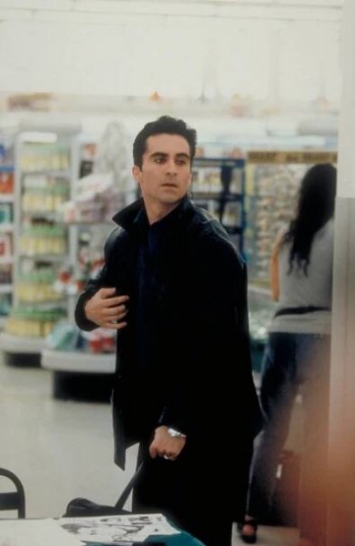 Attention Shoppers - Z filmu - Nestor Carbonell
